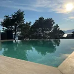 Hedonist Vila *