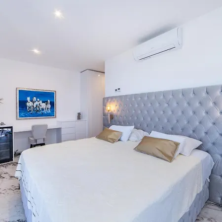 Hedonist Villa Komarna